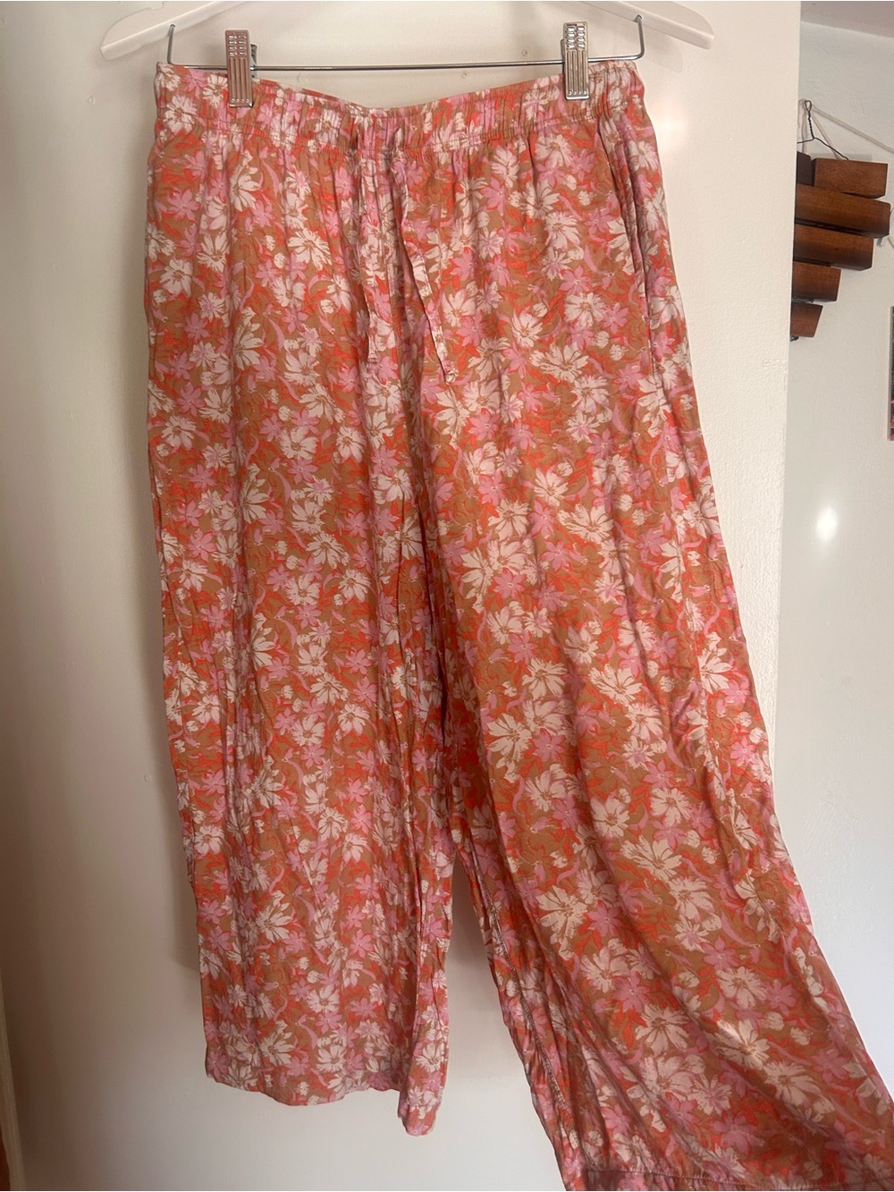Uniqlo Rayon Relaco Floral 3/4 Wide-Leg Drawstring Pants in Coral & Pink